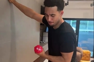 早日康復！受傷前麥凱恩社媒曬自己拿3公斤啞鈴做彎舉的搞笑視頻