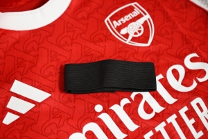 官方宣布，阿森納隊將在對陣紐卡斯爾聯的比賽中佩戴黑色臂章，以此悼念去世的前青訓球員。