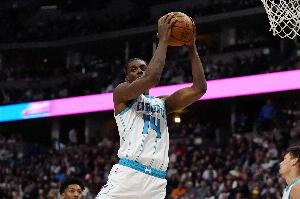 名記：黃蜂目前16名正式合同球員 迪亞巴特無保障 球隊打算留下他