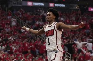 美記：阿門的風格不適合一直打控衛 這樣也會削弱他的其他表現