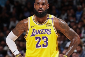 美記更正：詹姆斯今夏并未向湖人提出提前續約要求！