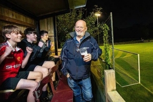 大爺真會享受！英國一65歲球迷花5000鎊，在自家花園建觀賽包廂