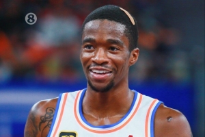 媒體人：備受關注的薩姆納優先續約權依然是四川男籃所有