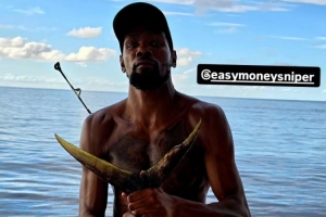 亞當斯：釣到那條大金槍魚時我感覺像奪冠了 而杜蘭特卻面無表情