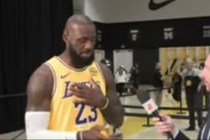 贊比亞有球迷身穿你的球衣？詹姆斯回應：送上我的愛，期待與你相見。