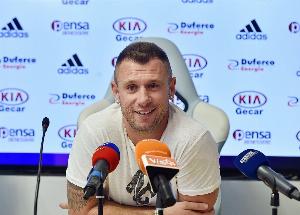 卡薩諾向皮奧-埃斯波西托和卡馬達提出忠告：應減少交友，遠離女性。