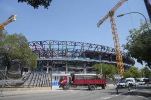 巴薩對延期表示不滿，《每體》報道稱，巴薩方面認為：“如果換作是皇馬，比賽早就該回到諾坎普球場進行了。”