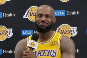 詹姆斯：退役時間尚不確定，很高興能再打一個自己熱愛的賽季