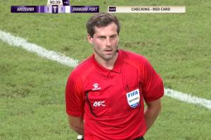 如何評價本場主裁3次爭議判罰？此前他曾受邀執法海港3-2國安。