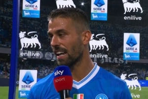 斯皮納佐拉：曾因被換下而不滿？與孔蒂五分鐘談話后風波平息。