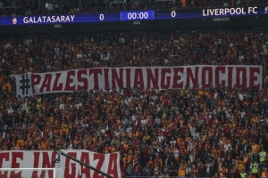 加拉塔薩雷球迷聲援巴勒斯坦民眾：耶路撒冷不自由，世界無自由。