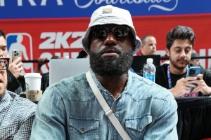 夸梅：詹姆斯與你們不同，他其實無需為購物花錢，喬丹亦然。