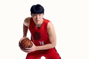 楊瀚森：新秀賽季期望減少場上失誤，避免成為球隊負擔，并爭取獲得更多出場時間。