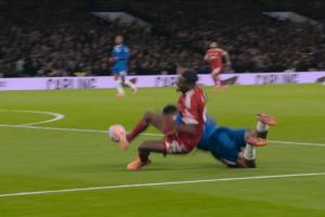 前裁判觀點：伊薩克對詹姆斯犯規在先，索博的接觸不足以導致加納喬被罰下場