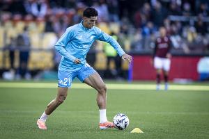 法媒報道稱，馬賽后衛阿格德在機場遭遇一名精神狀態不穩定男子的襲擊。