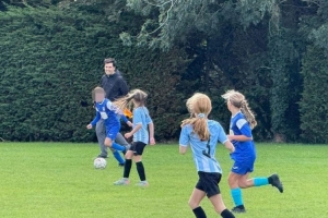 暖心！伊勞拉率伯恩茅斯取勝后，親臨草根女子青訓足球賽擔任邊裁