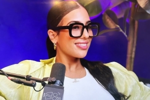 女主持：會在家里安裝按摩浴缸來調情嗎？皮爾斯：我家可沒有那種東西。