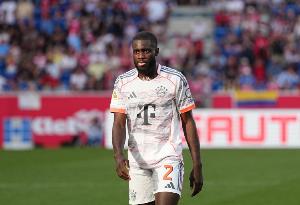 法爾克表示，若拜仁與于帕梅卡諾完成續約，俱樂部不會提供與戴維斯同等級別的簽字費。