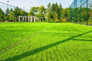 踢球撞傷路人，法院判賠醫療費、護理費等7萬余元