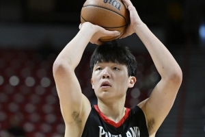 楊瀚森談防擋拆收縮防守：主帥指令保護籃下，我執行得不夠到位。