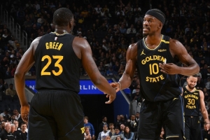 勇士呢？自2000年爵士（那賽季有4位35歲以上的首發，取得53勝29負）以來，再無球隊能達成這一成就。