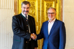 巴伐利亞州長向魯梅尼格頒發了個人獎項，以表彰其對德國足球所做出的貢獻。