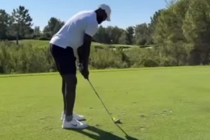 醫生指出，詹姆斯的受傷與休賽期參與高爾夫運動存在關聯，該項運動對脊柱的要求極高。