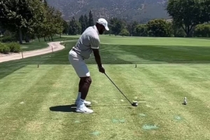 記者指出，對于右撇子高爾夫球手而言，其常見病癥為左側坐骨神經痛，而詹姆斯的情況則恰恰相反，屬于右側。