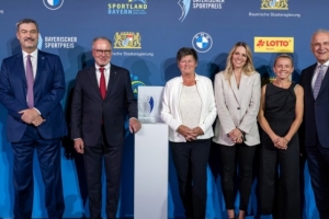 拜仁女足榮獲“巴伐利亞體育大使”稱號，官方此舉旨在表彰其在體育領域及社會層面的卓越貢獻。