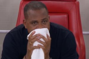 印尼主帥克魯伊維特賽后怒砸椅子，情緒激動擦臉泛紅。