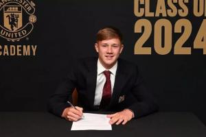 天才中場！17歲小將思韋茨被譽為曼聯的“佩德里”，已開始跟隨一線隊訓練。