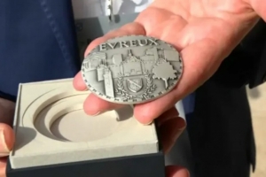 新科金球得主！RMC：登貝萊獲頒家鄉的城市獎章，市長親自頒發