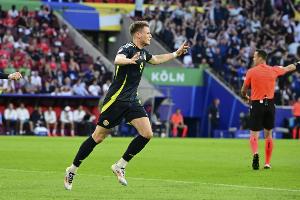 麥克托米奈：兩戰全勝，但表現仍有提升空間，需持續展現韌性。