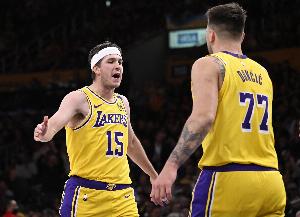 里夫斯透露，東契奇在訓練中曾嘗試單腳投出10米遠的三分球，結果球還差點沒進，這表現簡直匪夷所思。