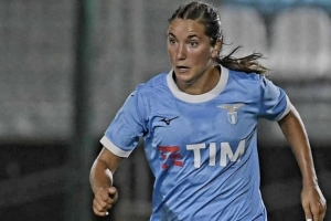 拉齊奧方面指責女足球員擅自離隊，而該球員的經紀人則表示，她自今年7月起便一直未收到薪水。