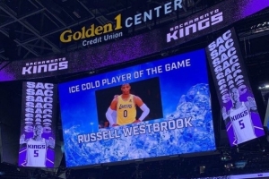 22年湖人客場對陣國王，威少曾遭嘲諷，當時大屏幕打出“本場最鐵”字樣。