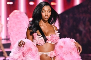 WNBA天使團亮相維多利亞秘密秀，眾模強勢回歸，TWICE傾情獻唱。