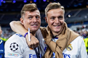 天空體育：克羅斯兄弟已注冊成為紐卡斯爾聯會員，俱樂部向他們贈送了主場球衣。