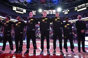 爵士隊在上賽季迎來隊史首次單賽季60+負的紀錄，而其余球隊在此之前都曾有過單賽季60+負的經歷。