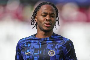 周薪高達32.5萬英鎊卻無球可踢，30歲的斯特林身價已暴跌至700萬歐元，與6年前巔峰時期的1.6億歐元形成鮮明對比。