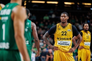 雷迪什直言：NBA商業世界的殘酷性在于，球員即便帶著家人，也可能在任何時刻被卷入交易。