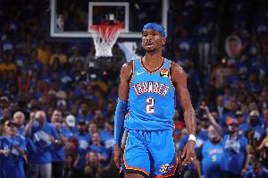 暖心偶像！小球迷賽場喊話要亞歷山大球衣，賽后他兌現承諾