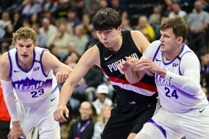 美媒指出，楊瀚森在移動和防守方面的問題易被對手針對，目前尚未看到改善的跡象。