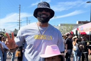 慈世平曬參加湖人親子活動：感謝東契奇和詹姆斯與我孫女合影