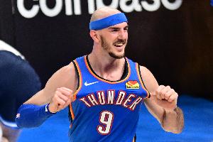 湖媒發問：卡魯索已有兩枚總冠軍戒指，湖人當初為何選擇霍頓-塔克而放走了他？