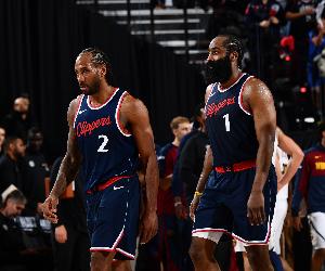 面對西部球隊的高大陣容，小卡表示需要通過仔細觀察來制定對策，球隊要掌控好比賽節奏并減少失誤。