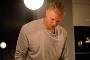 哈蘭德在家使用紅外線理療促進血液循環，本人是吃貨&烹飪愛好者