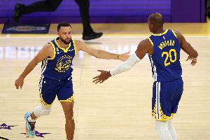 媒體人評：戈登生涯之夜遭遇庫里王之裁決，后者點明約基奇耗盡其體能。