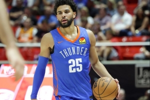 SGA與阿杰伊-米切爾的配合風格類似街頭籃球，他并不依賴于繁復的固定戰術體系。