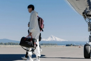 楊瀚森：整個賽季都背著粉色小書包，書包里不放東西，僅作裝飾用。